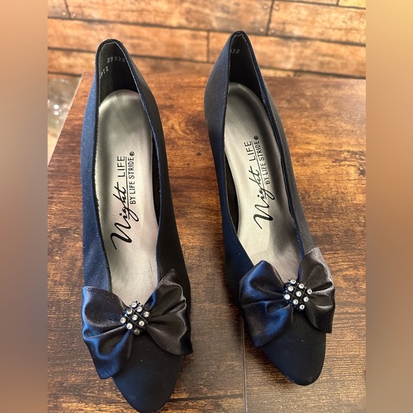 Night life by Life Stride size 5 1/2 black pump - Picture 2 of 7